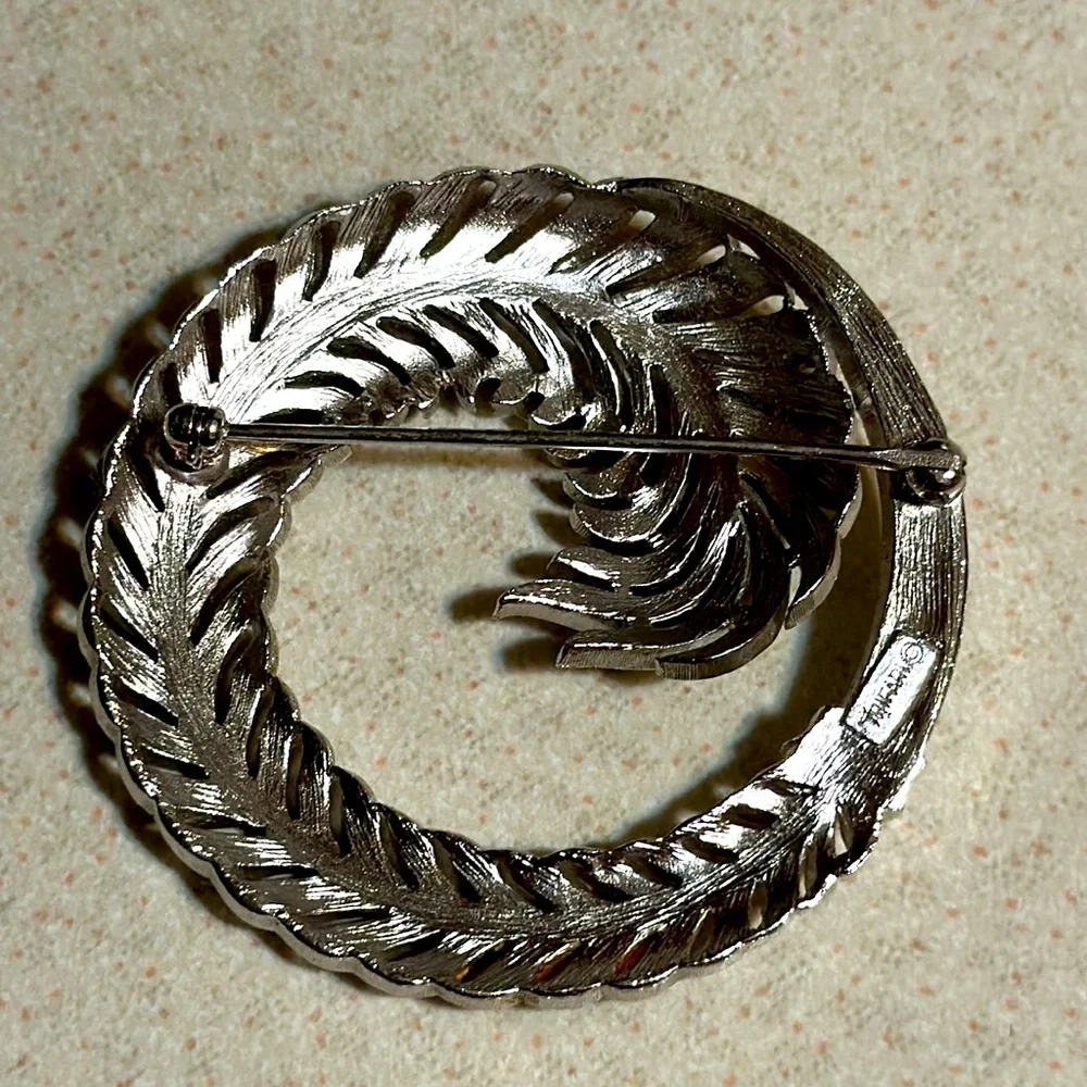 Vintage Trifari silver tone brushed and polished broach (603)
